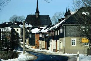 Dorfstraße im Winter