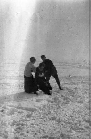 Erzgebirge. Spaziergänger im Schnee
