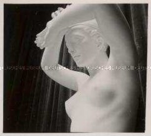 Paris, Bildhauer Professor Arno Breker, Figur "Knieende", Detail (Seitenansicht)