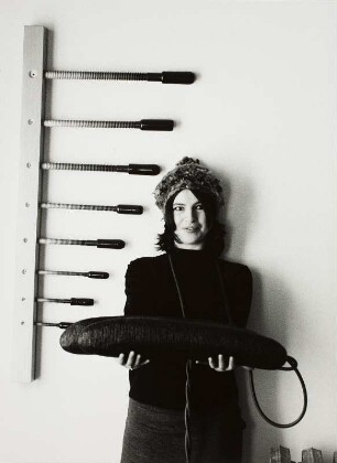 Die Künstlerin Eva Hesse mit der Skulptur Ingeminate in ihrem Atelier in der Bowery