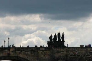 Karlsbrücke, Statuen, abends