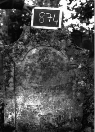 Grabstein 874 (Index: 100102987) Material: Sandstein Zustand: angewittert, stark bewachsen Maße HxBxT: 95x73x7 cm Beschreibung: Stele mit Schulterbogenabschluss, Schriftfeld eingetieft mit eingezogenem Rundbogenabschluss: Grabstein 874