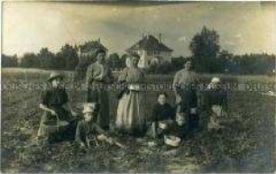 Frauen und Kinder auf einem Erdbeerfeld
