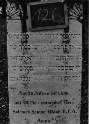 Grabstein 126 (Index: 100090314) Material: weißer Marmor Zustand: gut Maße HxBxT: 127x50x12 cm Beschreibung: Stele, profilierter Sockel, giebelartiger Abschluß mit Akroteren Symbolik: Kranz mit Schleife, Blütenviertel in den Akroteren: Grabstein 126A