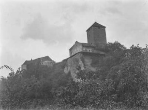 Burg Tirol bei Meran im Vinschgau : Blick zur Burg Tirol