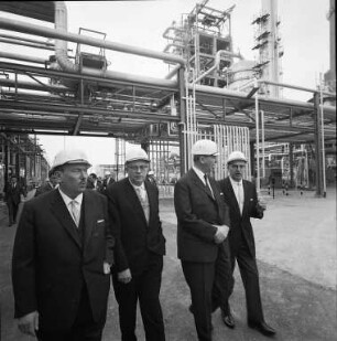 Einweihung der Esso-Raffinerie und des Ölhafens.