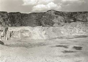 Kahlbusch bei Dohna. Geologisches Naturdenkmal. Porphyrklippen (Steinbruch) mit sedimentgefüllten Brandungshöhlen des Kreidemeeres (Plenuszone)
