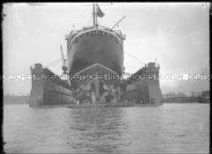 Frontalaufnahme des im Trockendock liegenden Hochseepassagierdampfers "Bremen", Bremerhaven