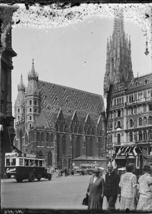 Wien. Stephansdom am Stephansplatz (Domkirche St. Stephan zu Wien), Südfront des Chores (123ß-1240 Neubau des Chores und südlicher Turm, 1439 abgeschlossen). Blick vom Graben, von Südwesten