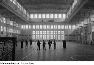 Volleyball in der Ernst-Grube-Halle der Deutschen Hochschule für Körperkultur