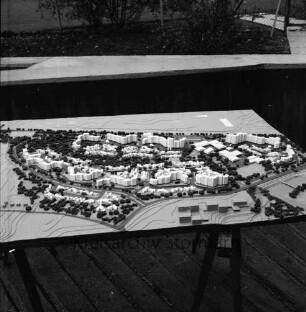 Stadtteil Gartenholz - Kremerberg: Ideenwettbewerb: Bebauungsmodell: präsentiert auf Holzböcken, auf Zufahrt zu Tiefgarage
