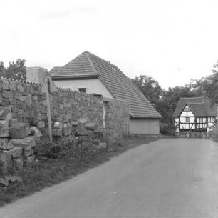 Dresden-Pillnitz. August-Böckstiegel-Straße. Blick zum Alten Fischerhaus (1701/1800)