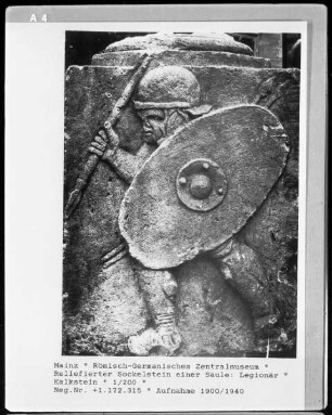 Sockelrelief einer Säule: Legionär