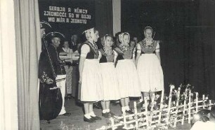 Fastnachtsspiel des sorbischen Volkskunstensembles in Radibor: Chorgruppe in Schleifer Tracht : Předstajenje póstniskeho programa Serbskeho ludowe ansambla w Radworju