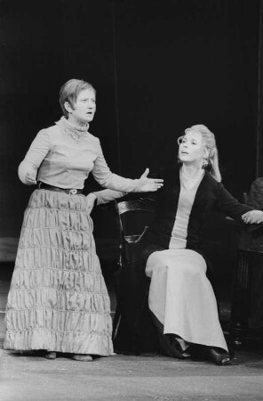 Szenenbilder aus "Weiberkomödie", Schauspiel von Heiner Müller. Volksbühne Berlin, 29.05.1971 (Premiere 25. Juni 1971)