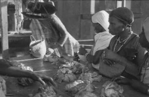 Fleischverkauf in Mogadischu : Kundinnen eines Fleischhändlers in Mogadischu.