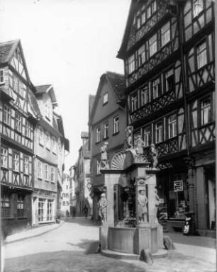 Brunnen mit Ritterfiguren und bekrönendem Engelpaar als Wappenhalter : Brunnen mit Ritterfiguren und bekrönendem Engelpaar als Wappenhalter. Stein (wohl 16. Jh.)