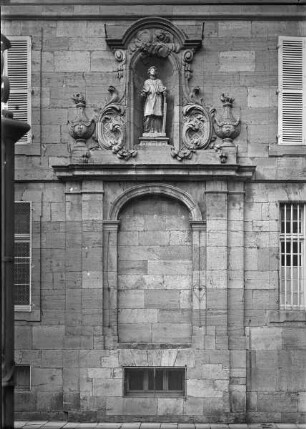 Südfassade, Mittelrisalit mit Nischenfigur des Heiligen Laurentius
