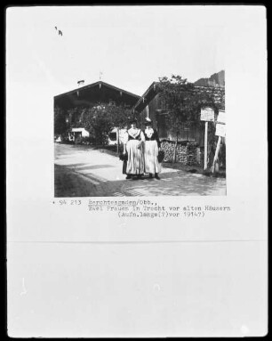 Zwei Frauen in Tracht in Berchtesgaden