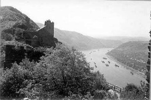Burg Liebenstein und Ortsende von Bad Salzig. Blick von der Burg Sterrenberg den Rhein flußauf