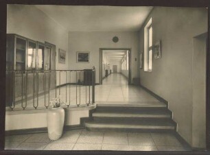 Flurbereich mit Treppe. Detmold. Lagesche Straße 39