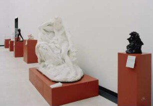 Denkmal für Victor Hugo (Großes Modell) : Raumaufnahme Ausstellungssaal. Plastiken an der rechten Wand. Ansicht mit großem Modell zum Denkmal für Victor Hugo