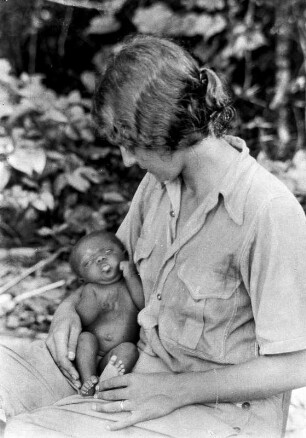 Enjo von Eickstedt mit Kleinkind (Deutsche Indien-Expedition 1926/1929 - 4. Andamanen)