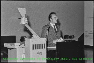 Prof. Wolfgang Klose (Vorstandsmitglied der Gesellschaft für Kernforschung (GfK)) bei einer Rede anlässlich der 41. Physikertagung der Deutschen Physikalischen Gesellschaft (DPG) im Gaede-Hörsaal auf dem Campus der Universität Karlsruhe (TH)