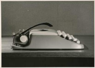Adler Schreibmaschine "Tippa" von Heinz R. Hübner