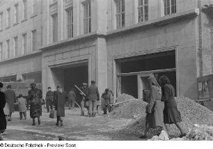 Passanten auf einer Straße und Bauarbeiten