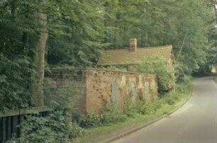 Nütschau: Schloßstraße 44: gegenüber von ehemaliger Kornwassermühle: Pferdestall in Verfall: dahinter Backhaus