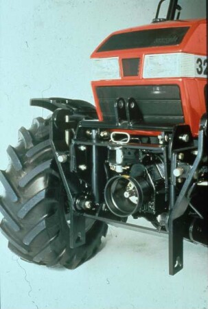 Fotografie: Traktor, Antriebs- und Anbausystem, Dreipunktaufhängung, Frontkraftheber, Zapfwelle