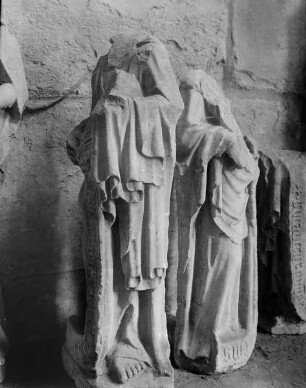 Zwei zerstörte Heiligenfiguren (Apostel?)