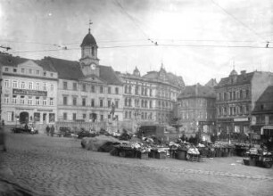 Teplitz (Teplice/Tschechien). Markt mit Verkaufsständen. Nordseite mit Mozartdenkmal