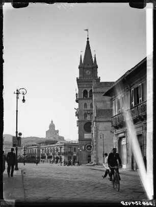 Messina. Straßenansicht mit Domturm