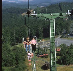 Schwalm-Eder-Kreis. Blick auf einen bergwärts fahrenden Sessellift (eventuell am Silbersee bei Frielendorf?). Ansicht mit Mast