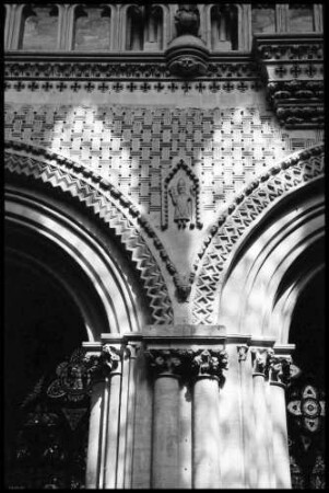 Bayeux: Kathedrale, normannischer Wandschmuck zwischen romanischen Bögen