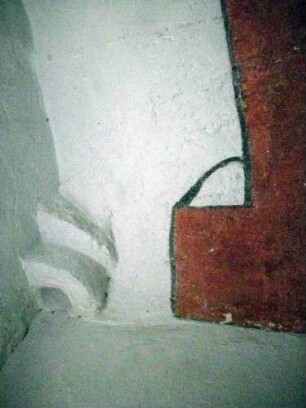 Kirchturm - Eingangshalle im Westen mit erhaltenem Türangelstein an der Decke