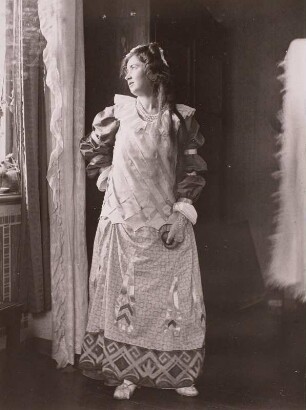 Ida Helas im Faschingskostüm zum Gauklerfest der Dresdner Kunstakademie