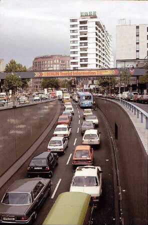 Berlin: Stau in der Unterführung Budapester Straße