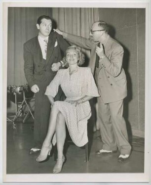 Milton Berle und Marlene Dietrich, Rundfunkaufnahme für "Let Yourself Go" (Los Angeles, Juni 1944)