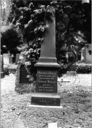 Grabstein 295 (Index: 100092697) Material: Granit Zustand: gut Maße HxBxT: 250x50x20 cm Beschreibung: mehrfach aufgesock. Obelisk, Schriftfelder auf den obersten Sockeln: Grabstein 295