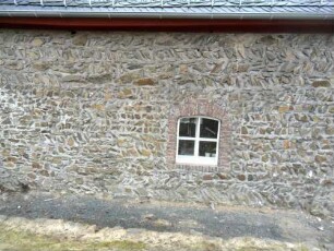 Krumbach-Evangelische Kirche - Langhaus (Romanische Gründung 11 Jh) über Traufseite Nord-Werksteine im Mauersteinverband OPUS SPICATUM im Detail
