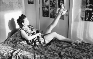 Bukarest: [Hotel] Lido: Frau Gerda auf Couch