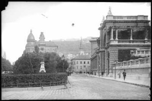Budapest. Burgbazar mit Ybl-Denkmal : Budapest. Burggarten-Basar (1874-1882; Miklós Ybl) mit Ybl-Denkmal (1896; Ede Mayer)