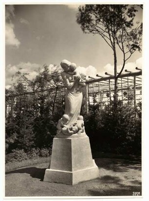 Gartenschau Sommerblumen am Funkturm, Berlin: Plastik (Frau mit Kindern), im Hintergrund eine Pergola