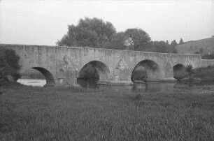 Pfünz: alte Steinbrücke über die Altmühl