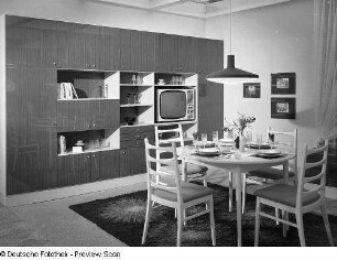 Anbauwand "Bützow" : Wohnzimmermöbel (1972; Möbelkombinat Nord (MKN)). Ansicht mit Anbauwand "Bützow" und Eßplatz