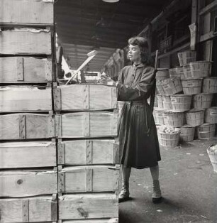 Modeaufnahme, Modell Pat Hill auf dem Washington Market (Mademoiselle)