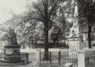Frankfurt an der Oder, Denkmäler : Frankfurt an der Oder. Grabmal für den Philosophen Joachim Georg Daries und seine Frau Martha Friederica (links) und Denkmal für Ewald von Kleist nach Entwurf des Bildhauers Kambly (rechts)